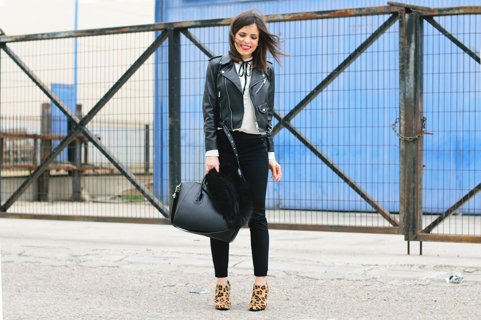 Look de Ponte unos tacones con biker y botines de leopardo
