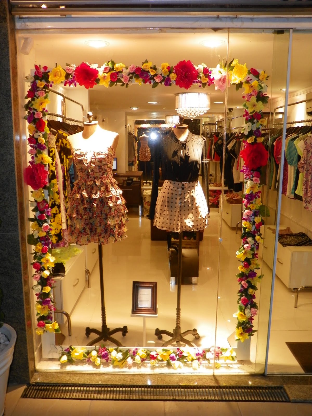 100_0373.JPG (1200×1600) Decoração de vitrine, Decoração