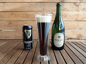 Black velvet, cóctel a base de cerveza negra Guinness y vino espumoso, por ejemplo un cava brut.