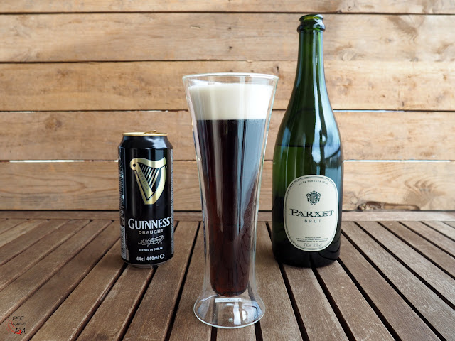 Black velvet, cóctel a base de cerveza negra Guinness y vino espumoso, por ejemplo un cava brut.