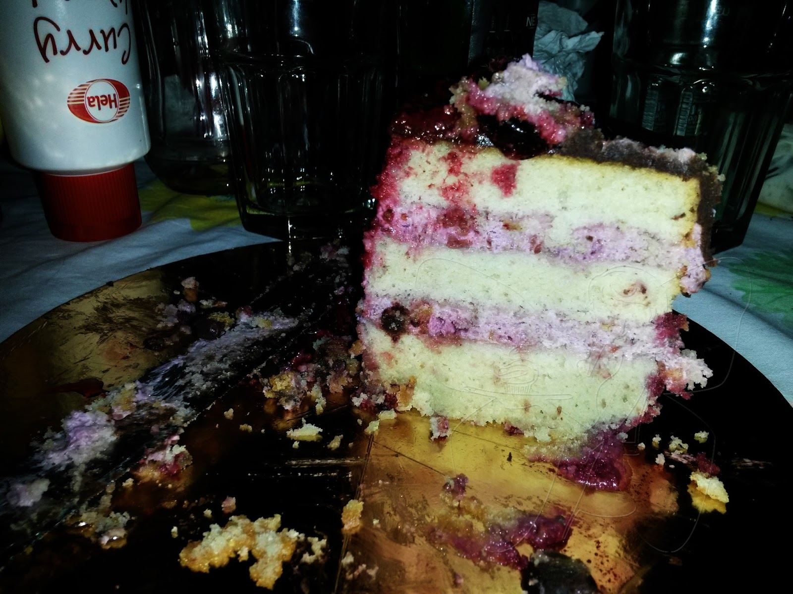 Wunderkuchen mit Beerenmix-Quark-Sahnecreme und Zartbitterhaube ...