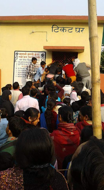 नजरबाग पार्क में आज हैं काफी रौनक..लगी हैं लोगो की लम्बी लाईन 3 नजरबाग पार्क में आज हैं काफी रौनक..लगी हैं लोगो की लम्बी लाईन 3