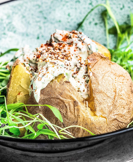 stuttgartcooking: Gebackene Kartoffel mit Bärlauch-Kräuter-Quark-Creme stuttgartcooking: Gebackene Kartoffel mit Bärlauch-Kräuter-Quark-Creme