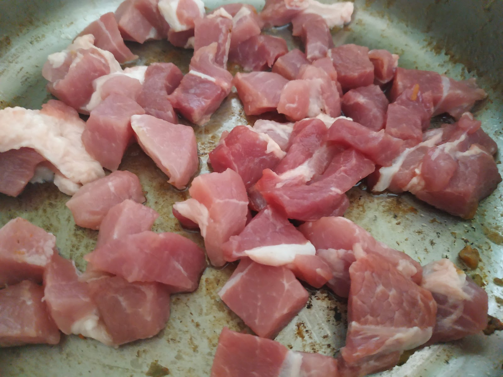 Приготовление легкого свиного. Рагу из свинины нарезка. Резаная свинина кубиками на столе. Свиные свиные кубики Maggi.