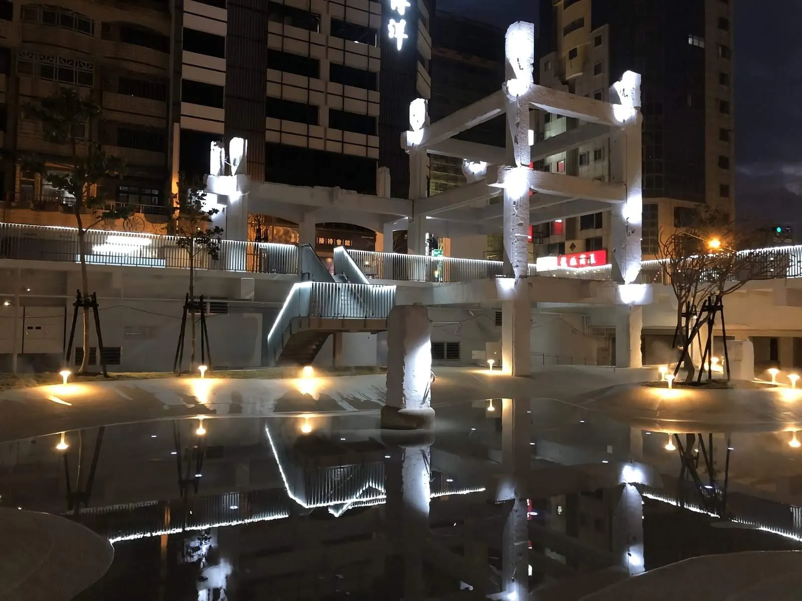 不意外的公德心悲劇再度上演｜河樂廣場開放3天｜燈具被坐斷好幾支