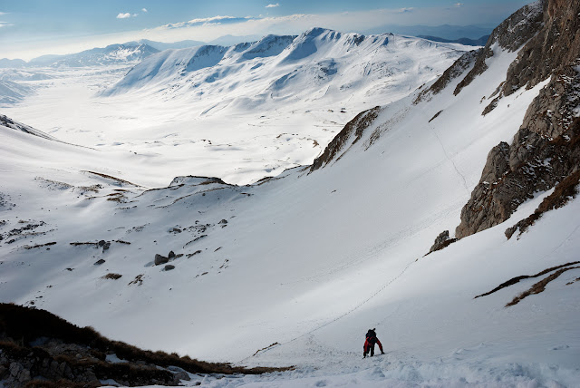 Salendo verso sella di monte Aquila, sullo sfondo monte Scindarella e Campo Imperatore Salendo verso sella di monte Aquila, sullo sfondo monte Scindarella e Campo Imperatore
