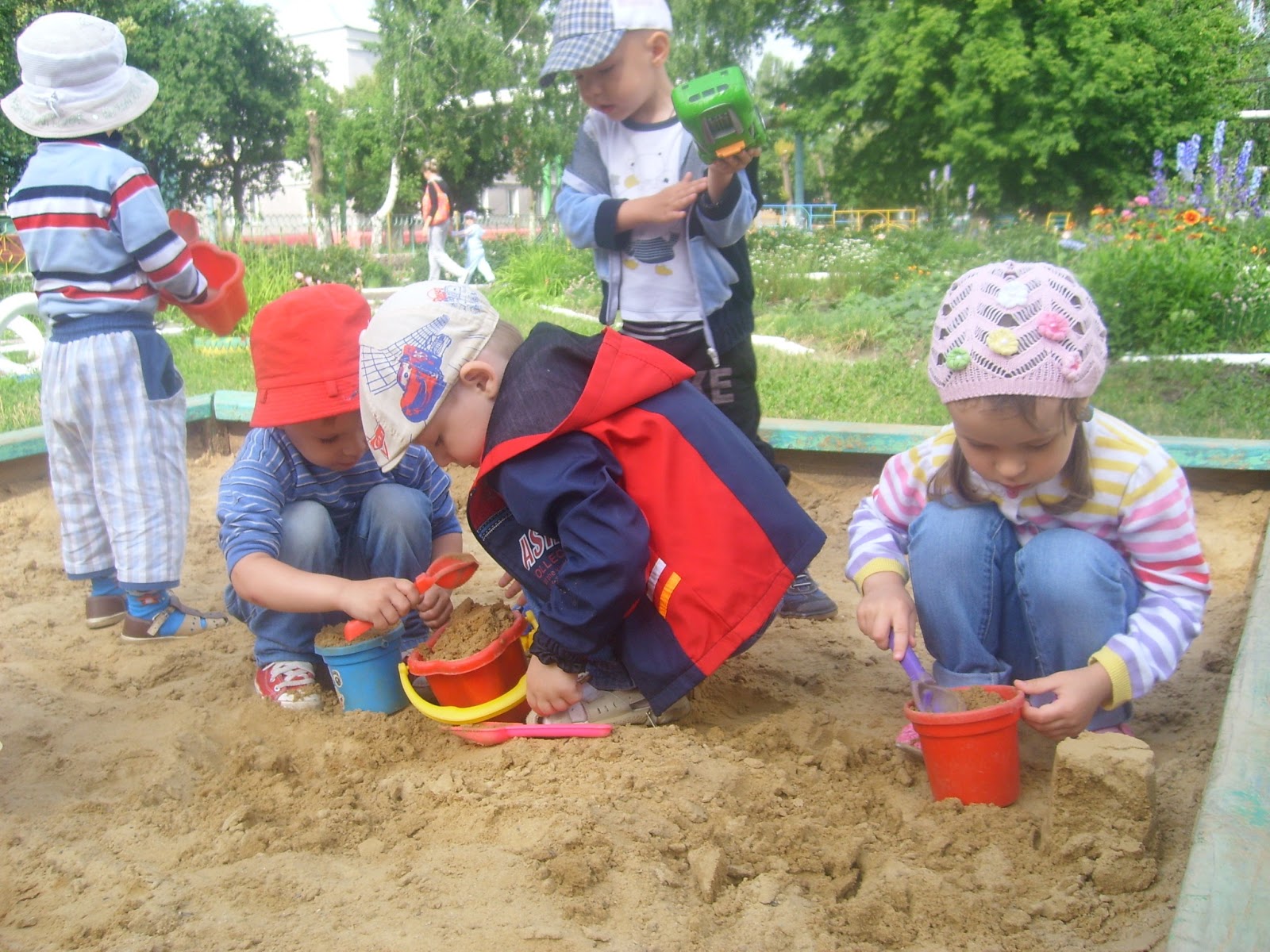 Дошкольники на прогулке. Прогулка в детском саду ясли. Дети в садике на прогулке. Прогулка в детском саду ясли. Прогулка в доу.