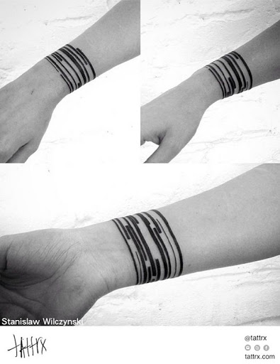Uma série de irregular linhas pretas que envolve o usuário do pulso neste simples, mas intrigante, tatuagem.