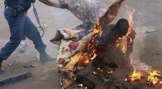 ALLAHUAKBAR! LELAKI INI DIBAKAR HIDUP-HIDUP KERANA SHOLAT, NAMUN LIHAT