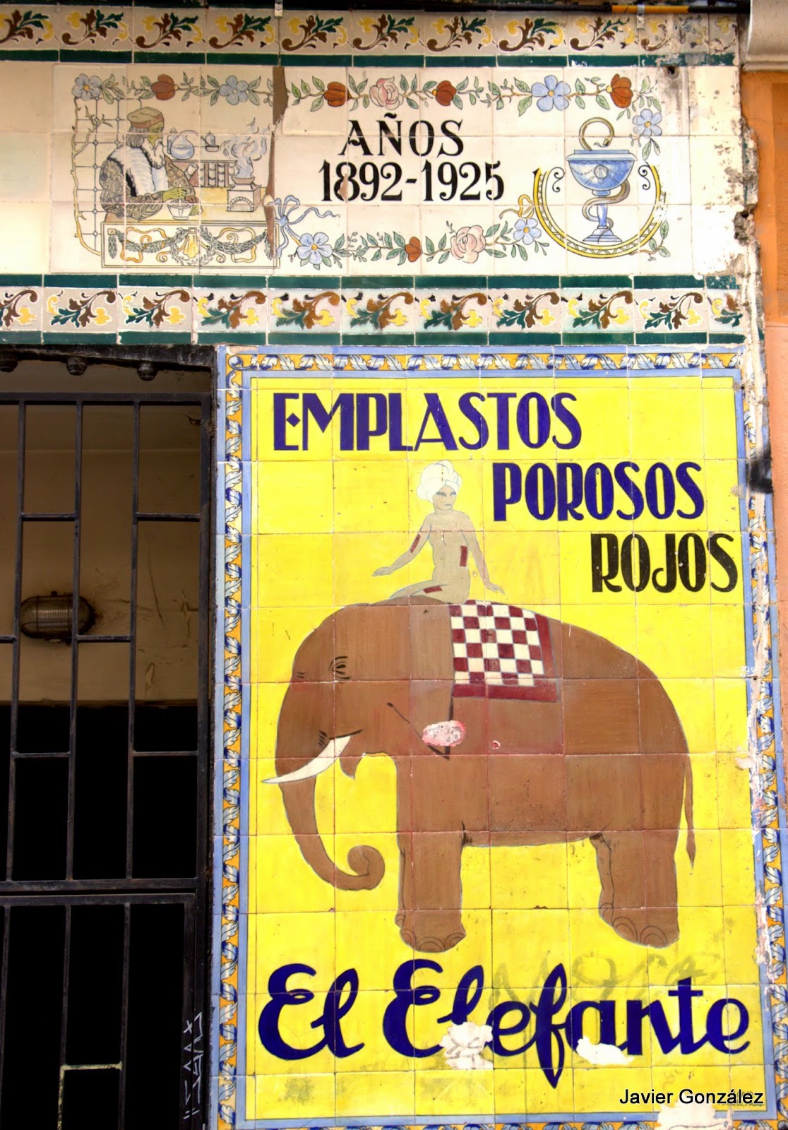 Fachada de azulejo pintado. Fórmulas magistrales. Malasaña