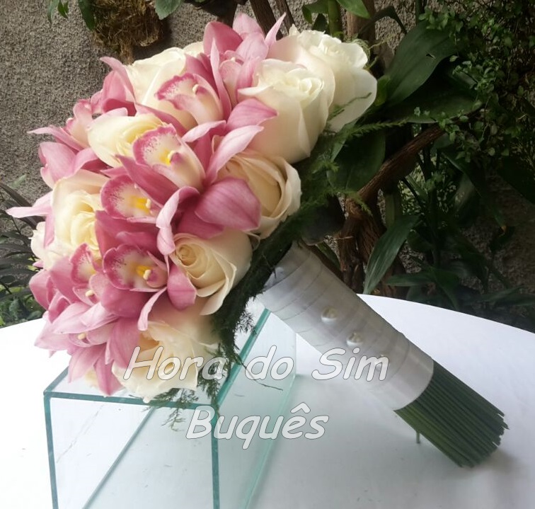 Coisas de Noivas: Buquê de noiva com orquídea rosa e rosas brancas