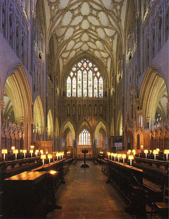 As formas e estilo do gótico falam dos grandes mistérios da Fé. Catedral de Wells, Grã-Bretanha.