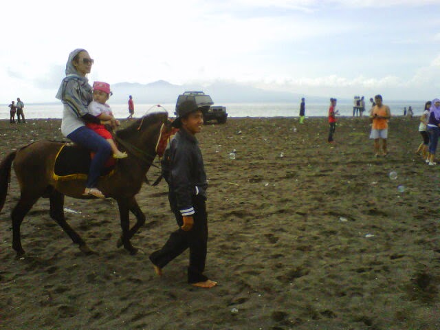 Berkuda di pantai Boom Banyuwangi.
