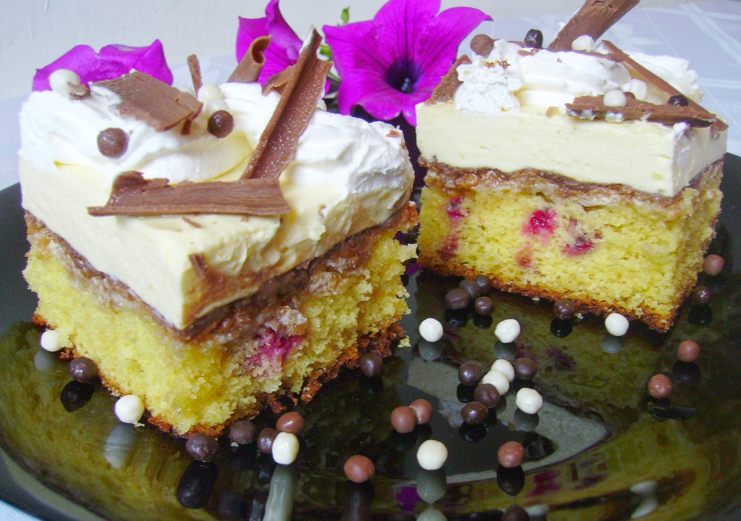 Prăjitură cu inimă de bezea şi ciocolată