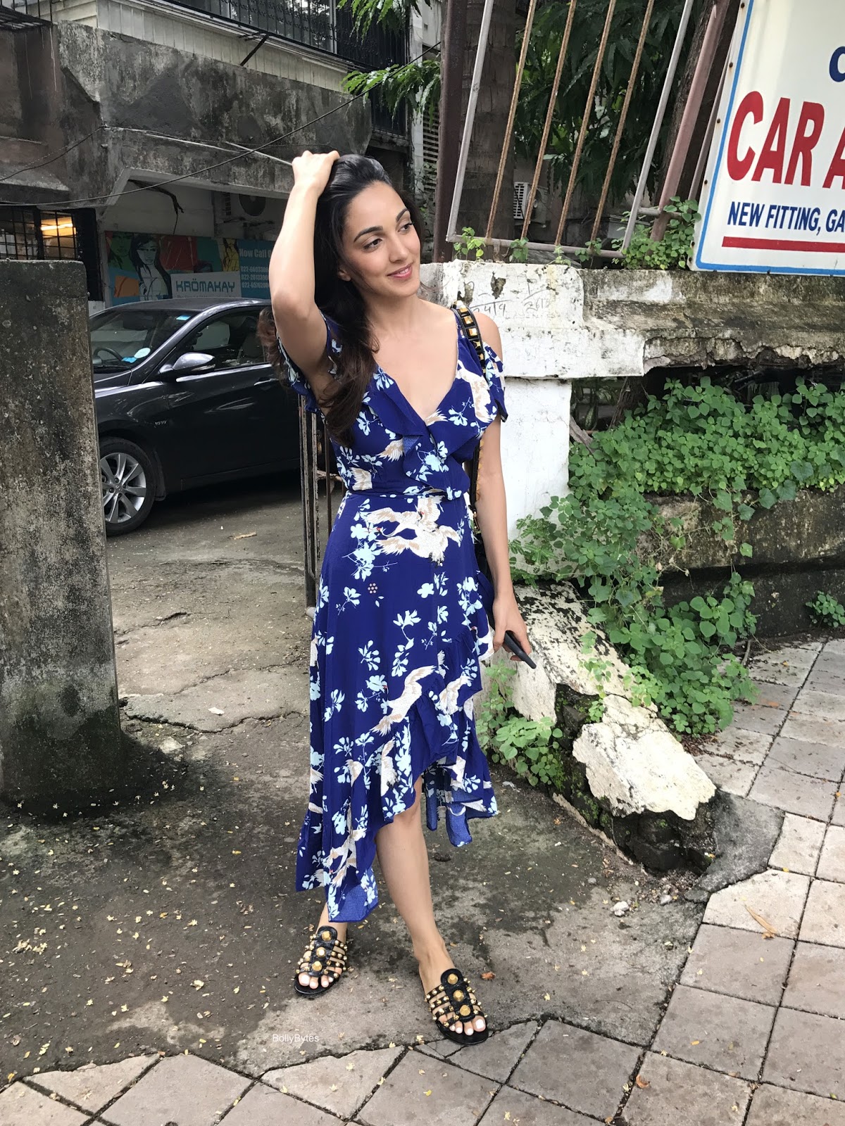 Kiara Advani snapped without make up at an event - BollyBytes