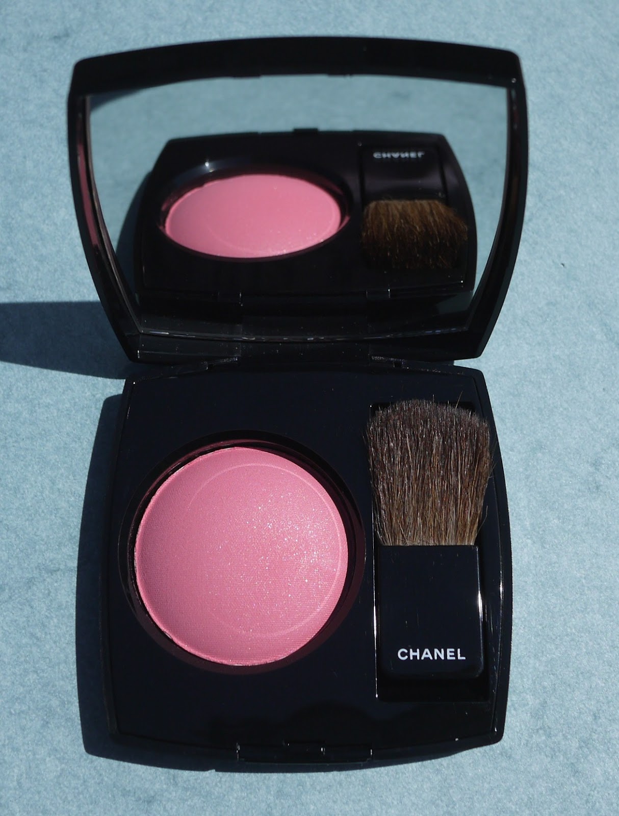 Barnlig grænse forholdsord Best Things in Beauty: Chanel Joues Contraste Powder Blush in Pink  Explosion - New Formula