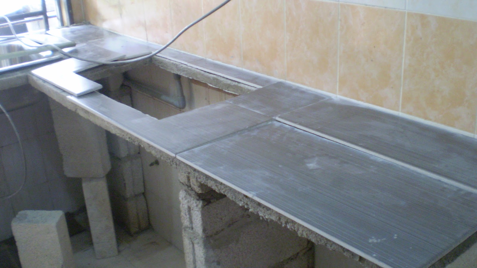 esazainal: Concrete kitchen table top (DIY).