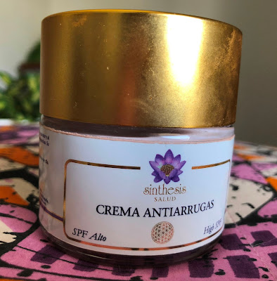 Hemos probado? Crema antiarrugas protección solar alta de Sinthesis Salud, una crema de día con color y spf 50.