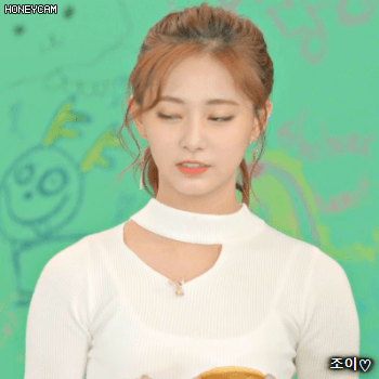 171211 스페셜 브이라이브 트와이스 막둥이 쯔위.gif | 인스티즈