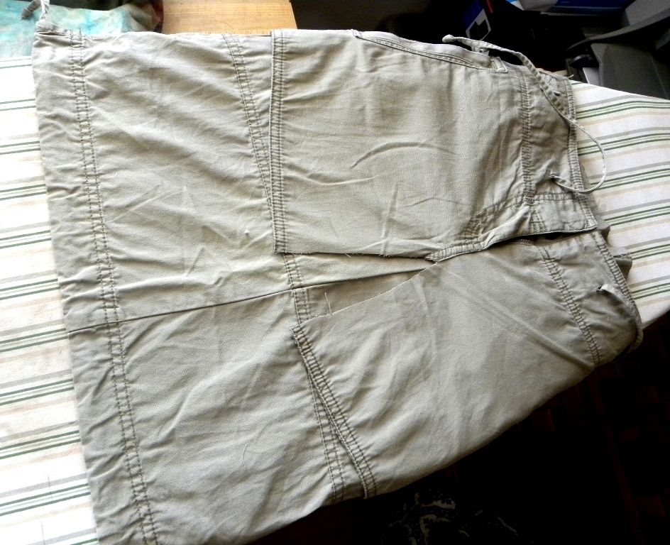 SweetNaomi ReCreations : Thrift store Capris made into a skirt....