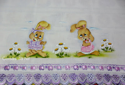 fralda de menina pintada com coelhas