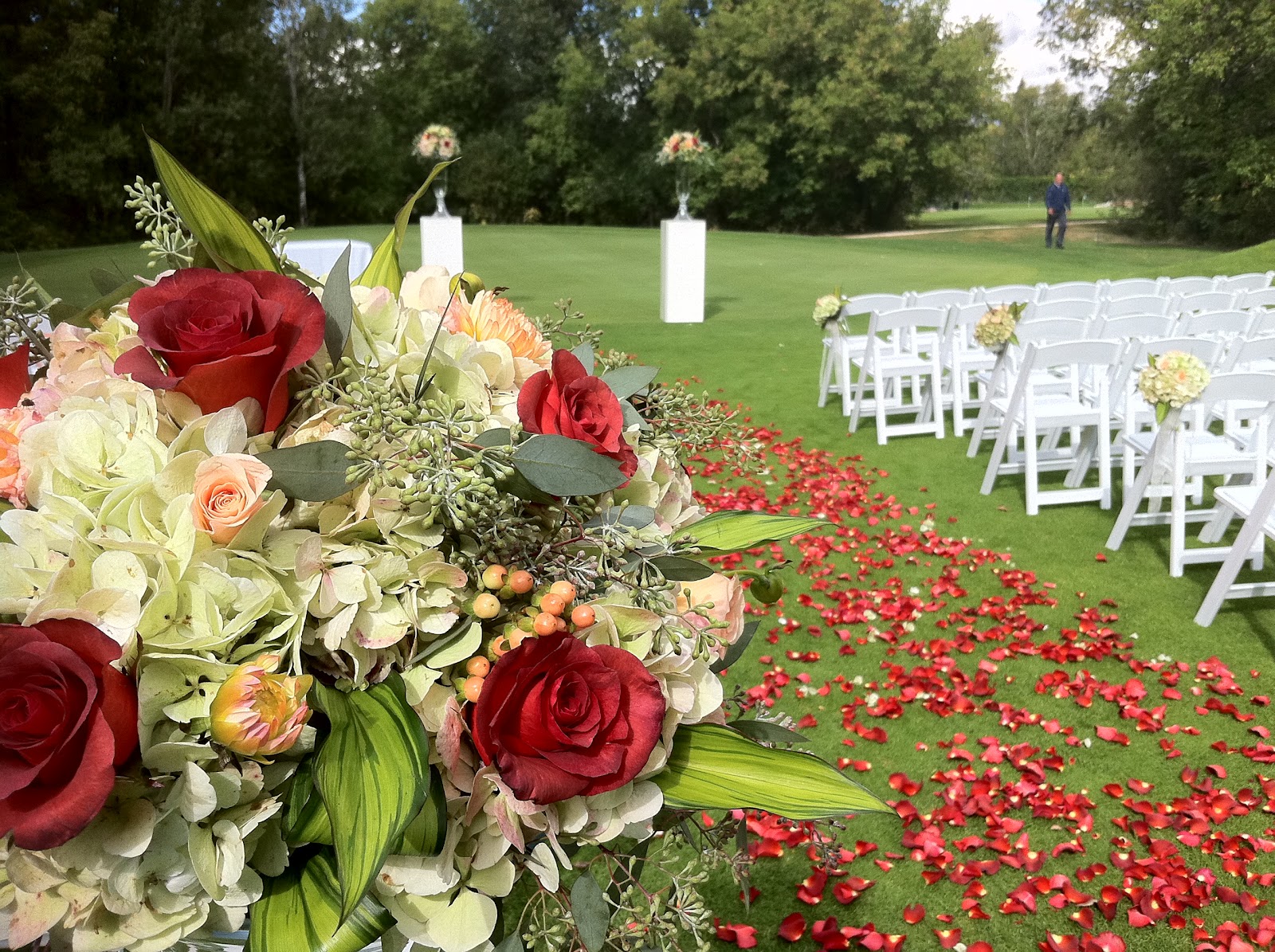 The Floral Fixx Outdoor wedding ceremony setup