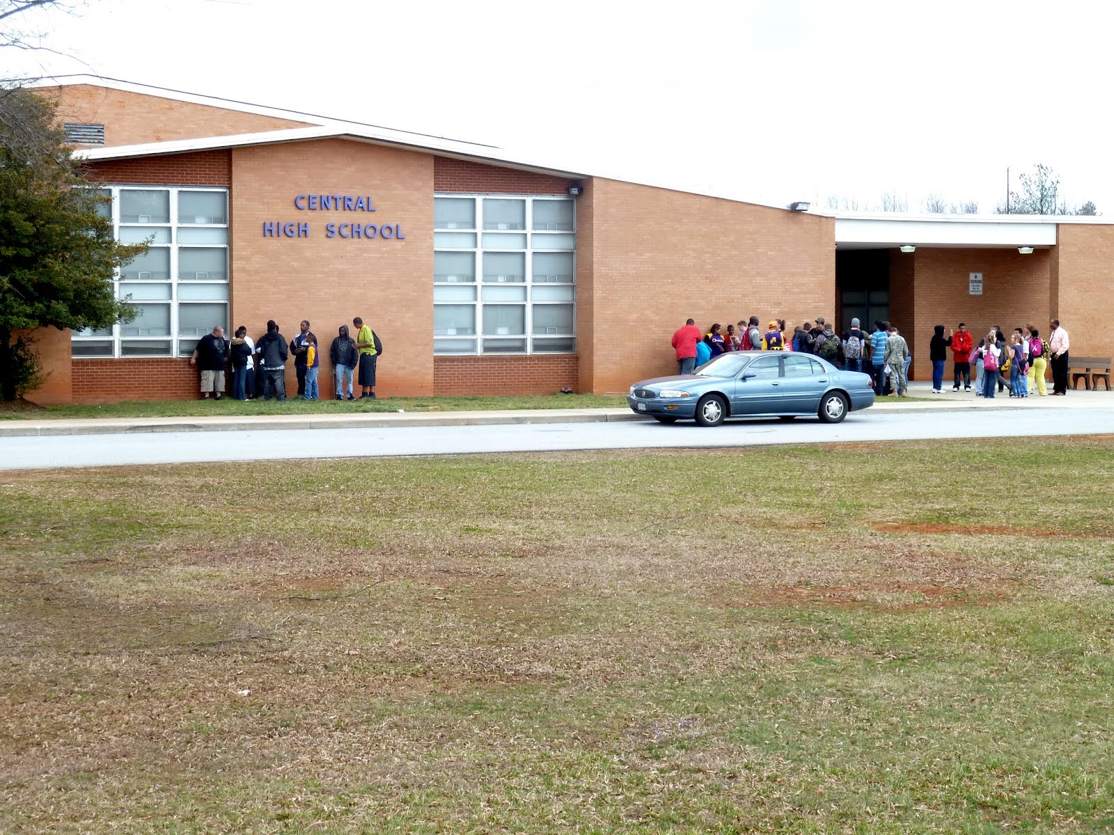 seniors walking across america POST 563 KENBRIDGE, VIRGINIA; US 40