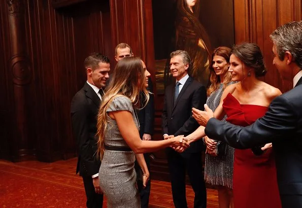 Queen Letşzşa wore a new red dress by Spanish designer Roberto Torretta. First Lady Juliana Awada is wearing grey squin dress