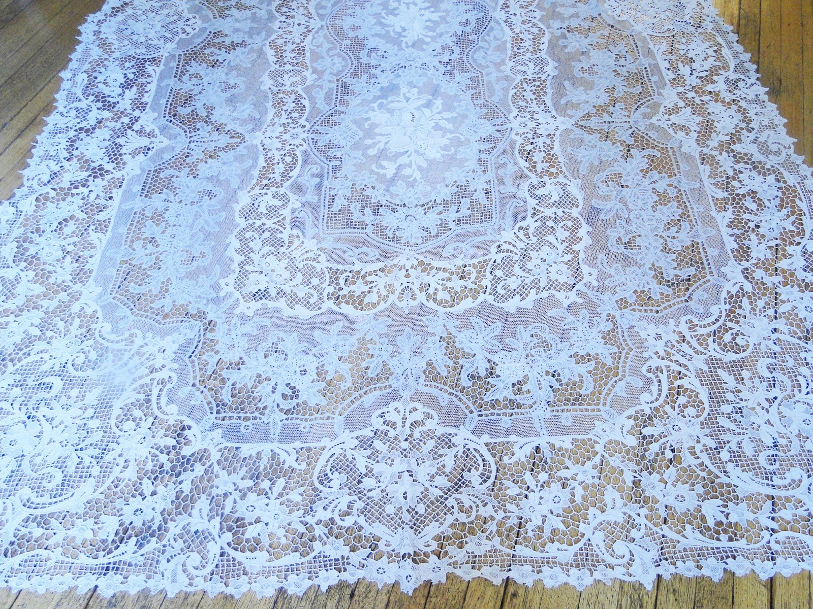 Buyer & Seller of Antique Lace, Fine Linens, Vintage Clothing, Haute