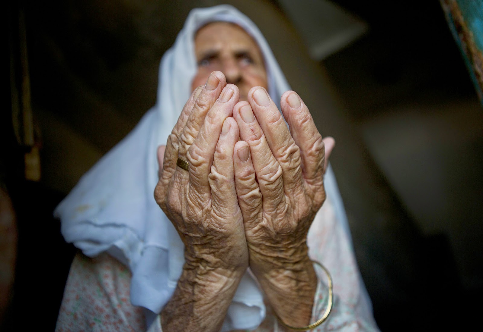 Мусульманская бабушка. Мусульманин молится. Мусульманка молится. Бабушка молится.