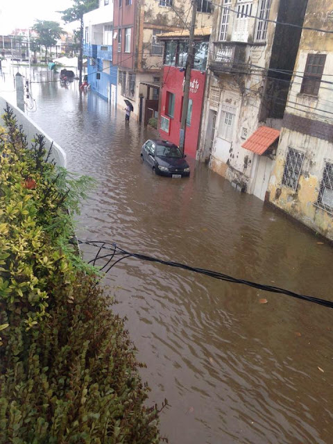 Obra de requalificação do Rio Vermelho não resolveu o problema dos alagamentos na Rua do Meio Obra de requalificação do Rio Vermelho não resolveu o problema dos alagamentos na Rua do Meio