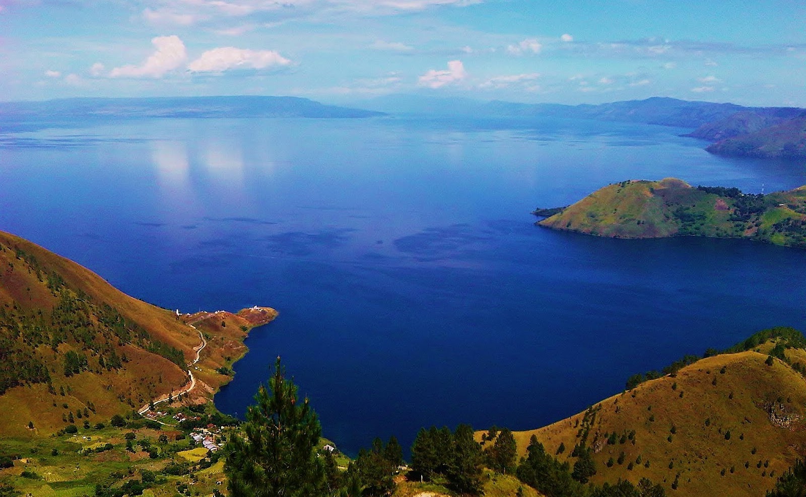 10 Danau  Terluas dan Terbesar di Indonesia Serta Letak 
