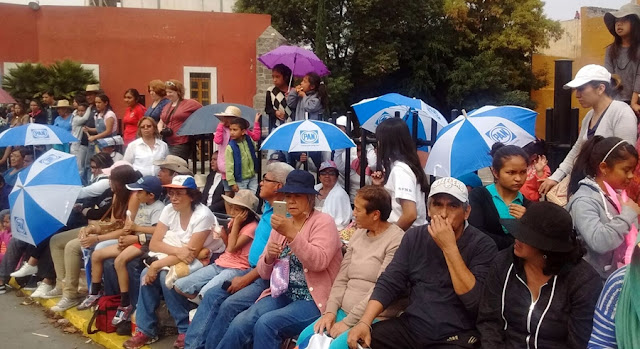 PAN Puebla utilizó el Desfile 5 de Mayo para promoverse con sombrillas