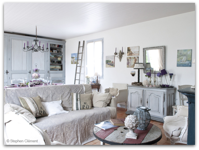 Art Symphony: White, grey and purple colours in a French house