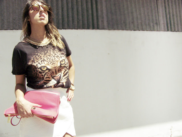 camiseta leopardo combinada con minifalda blanca