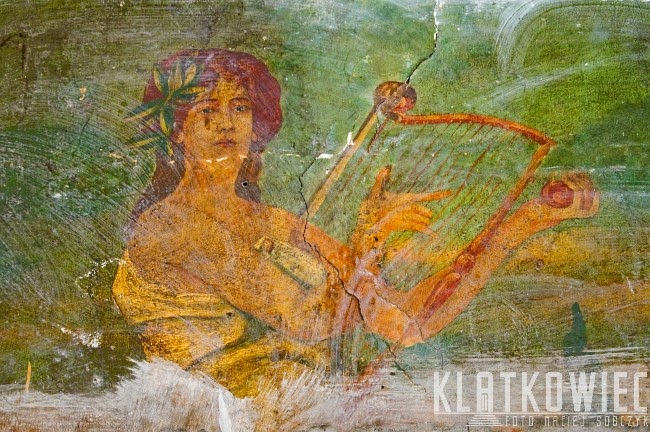 Grudziądz. Przedwojenne malowidło w kamienicy ukazujące kobietę grającą na lirze.