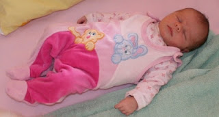 Schlafendes Baby in Kinderbett