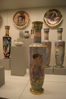 Angela y Sevilla: Pabellón Mudejar. Exposición de Ceramicas de La Cartuja.