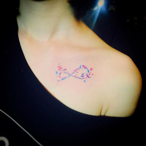 Esta feminino tatuagem do símbolo do infinito