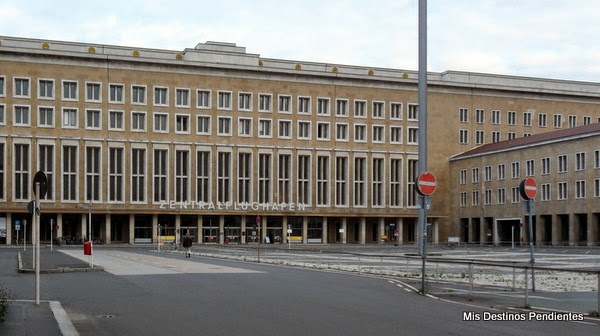 Terminal del antiguo Aeropuerto de Tempelhof (Berlín, Alemania) Terminal del antiguo Aeropuerto de Tempelhof (Berlín, Alemania)