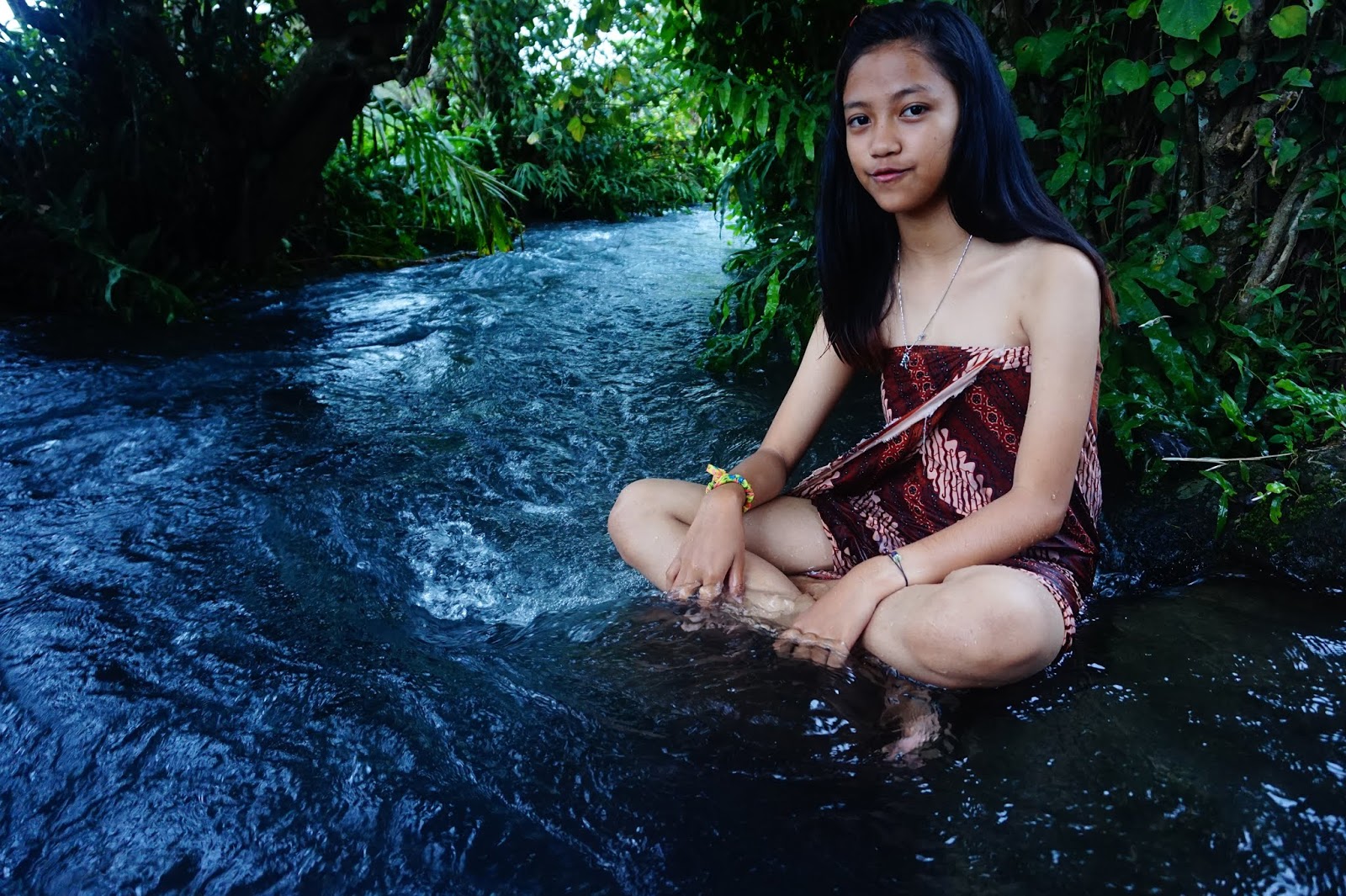 Gadis Desa Cantik Pakai Kemben : Tampil Cantik Pakai Kemben Batik Dian.