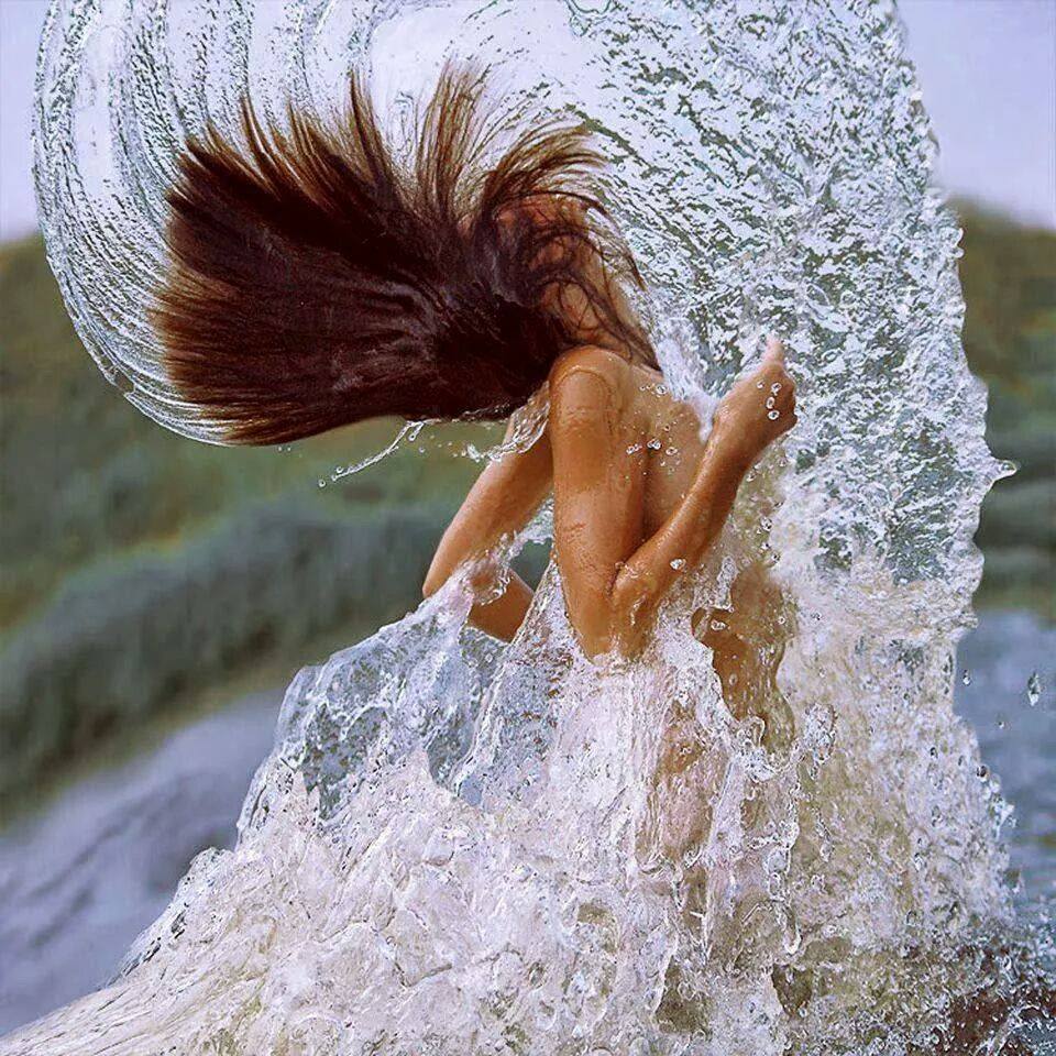 Легким взмахом руки. Девушка-море. Девушка волосы вода. Волосы из воды. Взмах волосами из воды.