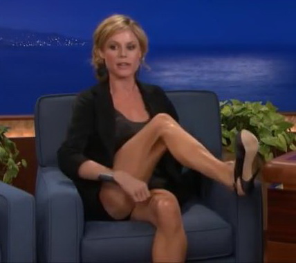 Her Calves Muscle Legs: Julie Bowen Hot Crossed Legs.