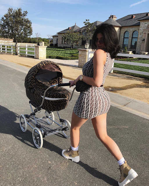 Kylie Jenner presume su figura en paseo con Stormi