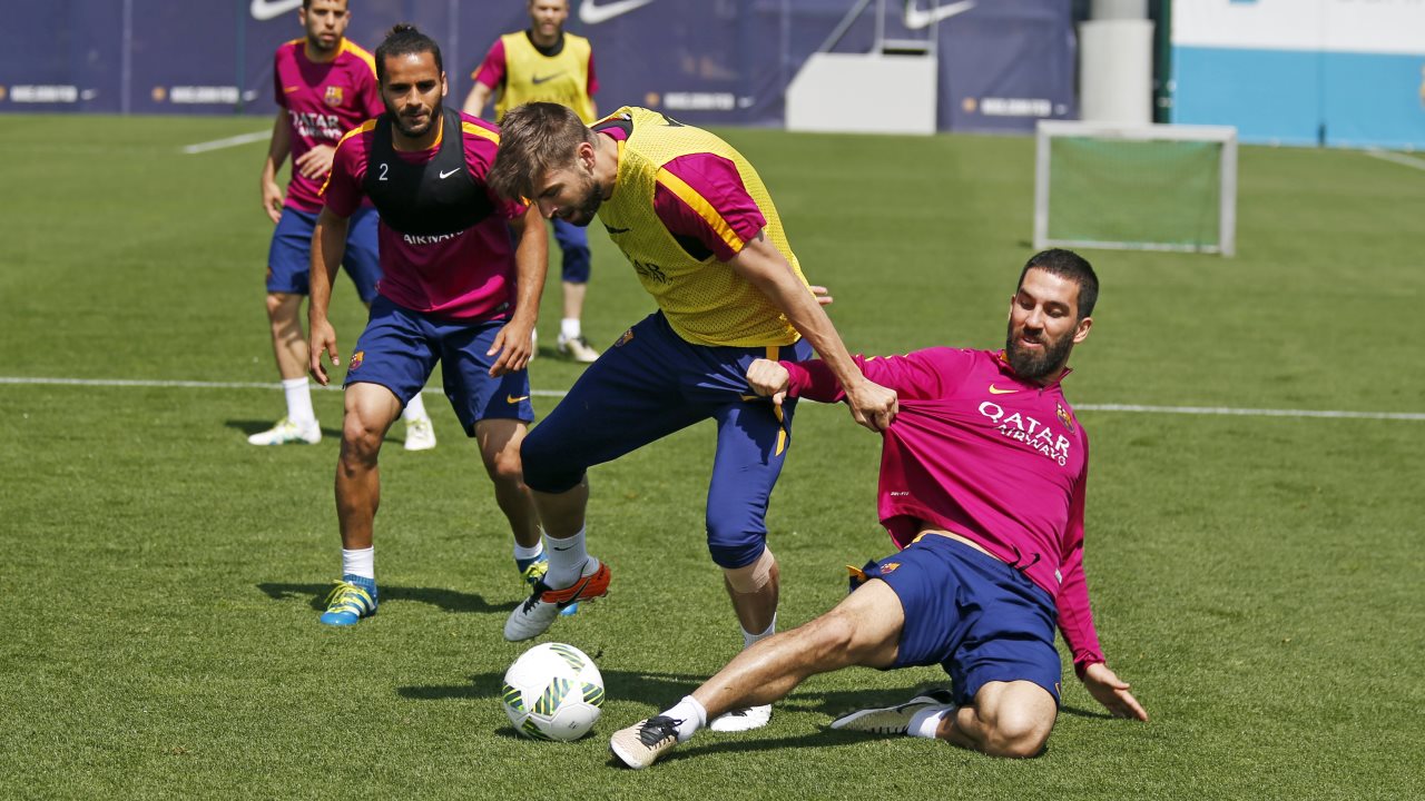 Barcelona and Sevilla Train With €50 Balls Ahead of Copa del Rey Final