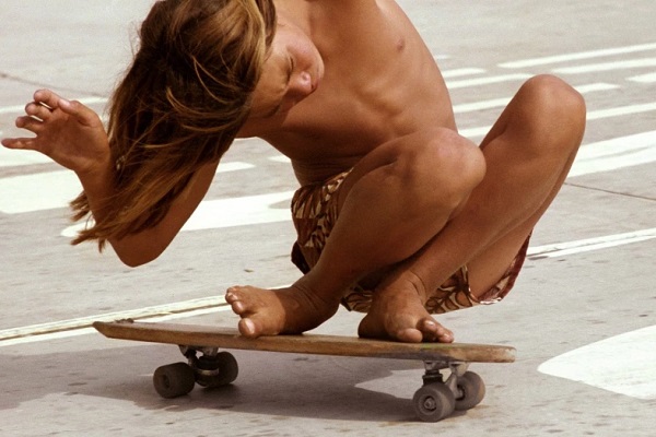 "Down on the corner, Danny Kwock" - foto por Hugh Holland - Balboa beach no. 68, 1975 | photos | 70s California skaters awesome pics | imagenes chidas, fotos bonitas