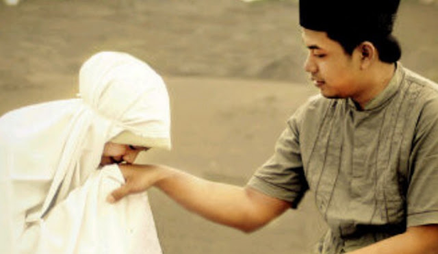 Wahai Istri.. Lekatkan 5 Sifat Ini, Insya Allah Rezeki Suami Tidak Berhenti Mengalir Wahai Istri.. Lekatkan 5 Sifat Ini, Insya Allah Rezeki Suami Tidak Berhenti Mengalir