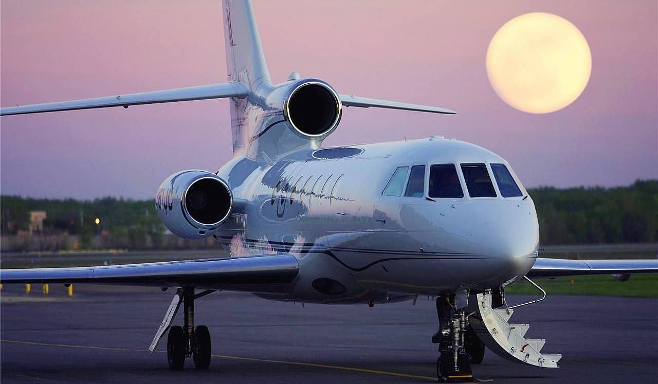 Wallpaper Photos: Dassault Falcon 50 Business Jet With Full Moon