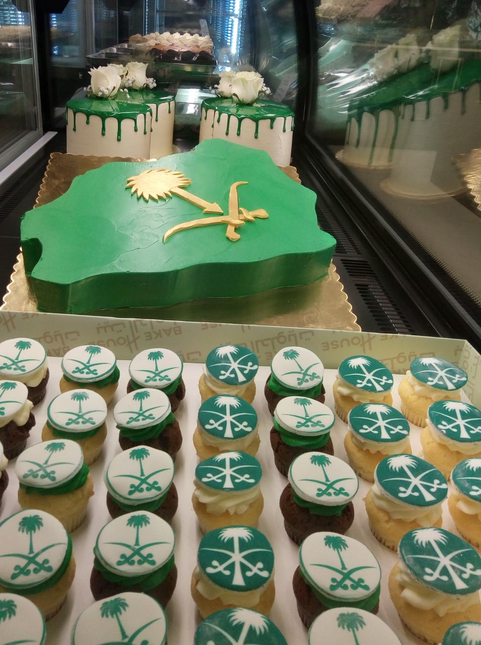 كيكات و كب كيك العيد الوطني بيت الحلويات