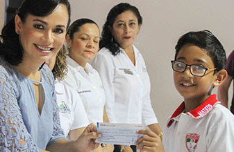 Entrega Laura Fernández becas escolares a estudiantes de Puerto Morelos